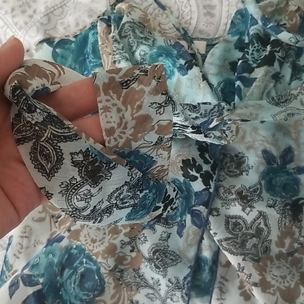 Beautiful Blue Floral Summer Top - Picture 8 of 8